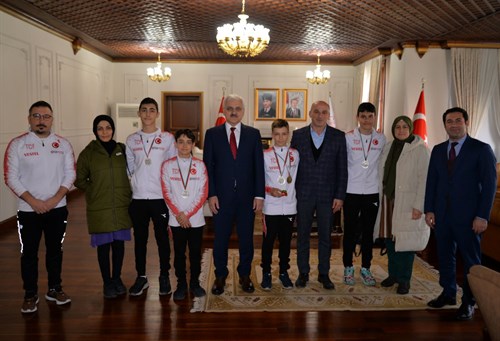 Trampolin Cimnastik Dünya Yaş Grupları Şampiyonası'nda Derece Alan Sporculardan Vali Kılıç’ı Ziyaret